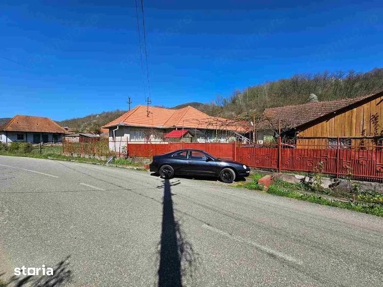 Casă cu 4 camere cu Teren 1142 Mp în Vorța