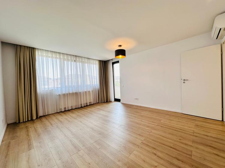 Duplex cu 9 camere cu Garaj în Central