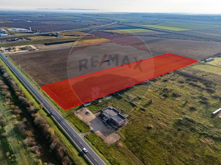 Teren Construcții intravilan de 29220 mp, în Est