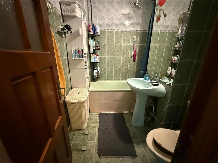 Apartament cu 3 camere decomandat, mobilat în Mircea cel Bătrân