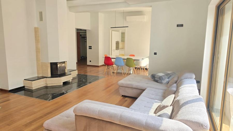 Apartament cu 5 camere decomandat în Primăverii