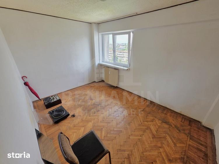 Apartament cu 4 camere semidecomandat în Calea București