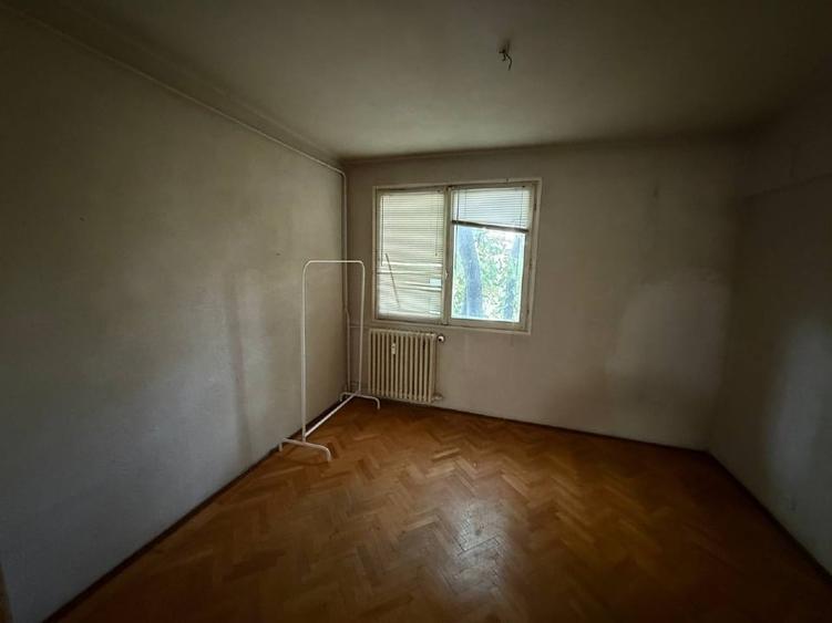 Apartament cu 4 camere semidecomandat în Titan