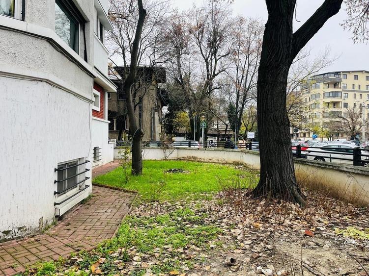 Casă cu 7 camere cu Canalizare în Arcul de Triumf