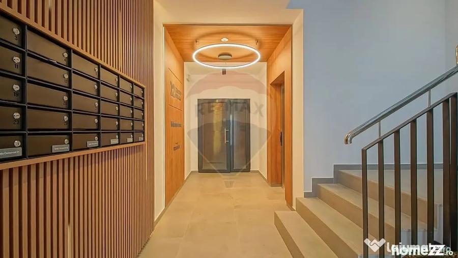 Apartament cu 3 camere semidecomandat în Tractorul