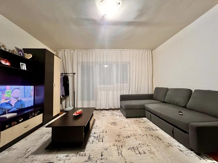 Apartament cu 3 camere decomandat, mobilat în Girocului