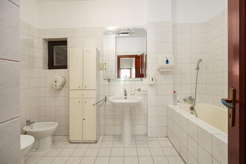 Casă individuală cu 5 camere cu Canalizare în Cotroceni