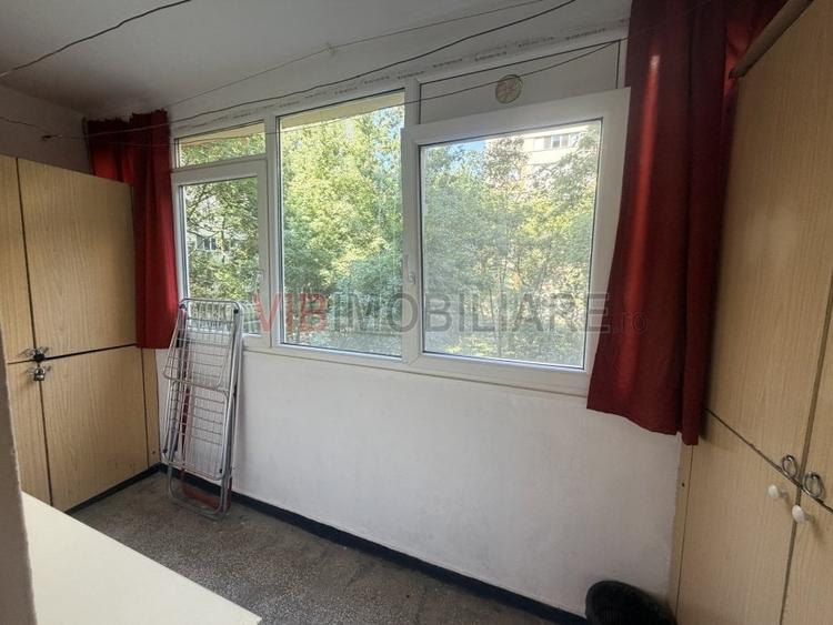 Apartament cu 3 camere semidecomandat în Colentina