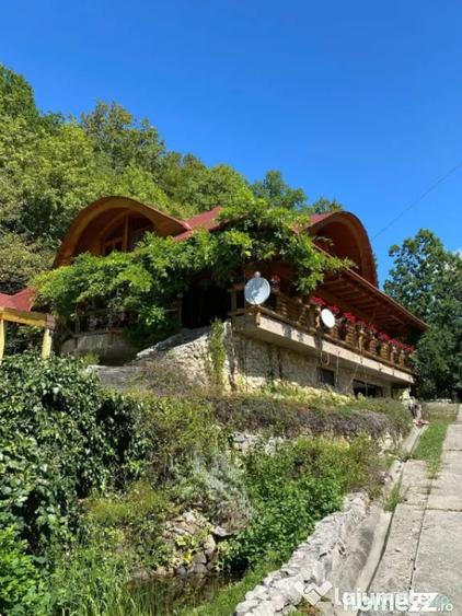 Casă cu 7 camere cu Teren 17000 Mp în Cărbunari