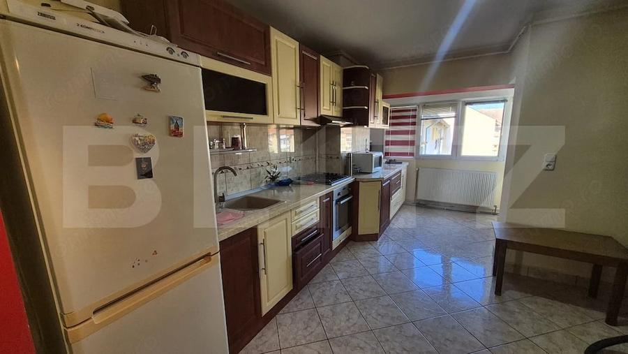 Apartament cu 3 camere decomandat în Carpați 2