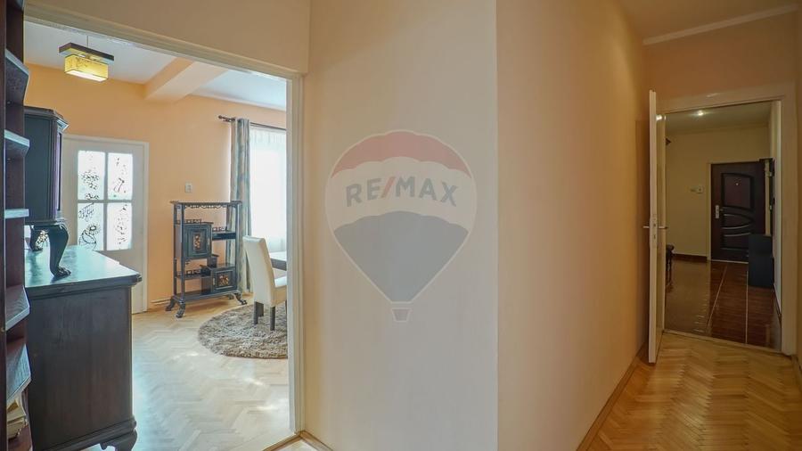 Apartament cu 3 camere semidecomandat, mobilat în Cetatea