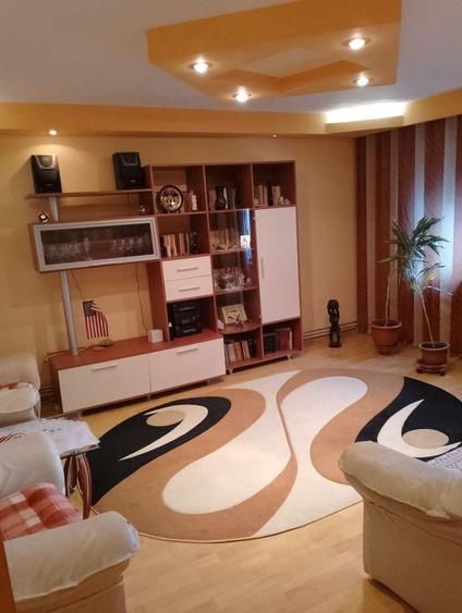 Apartament cu 2 camere decomandat în 1 Decembrie
