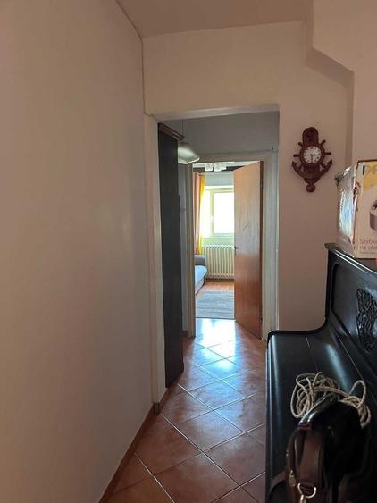 Apartament cu 4 camere decomandat în Tei