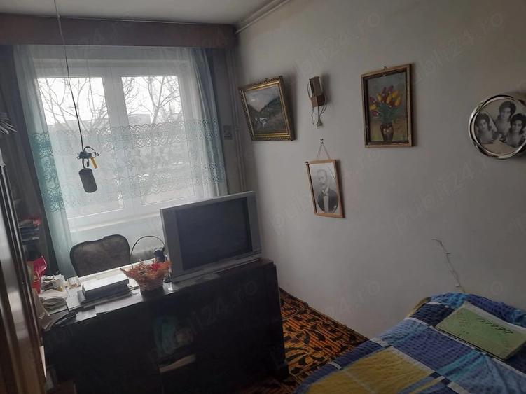 Apartament cu 3 camere semidecomandat în Pajura