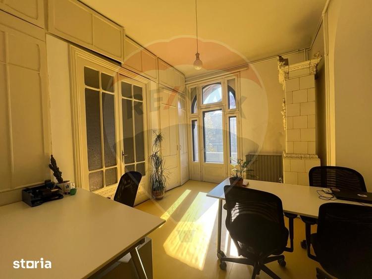 Apartament cu 4 camere în Romană
