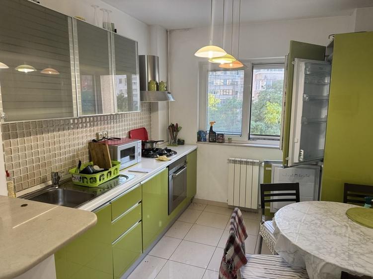 Apartament cu 2 camere semidecomandat în Văcăresti