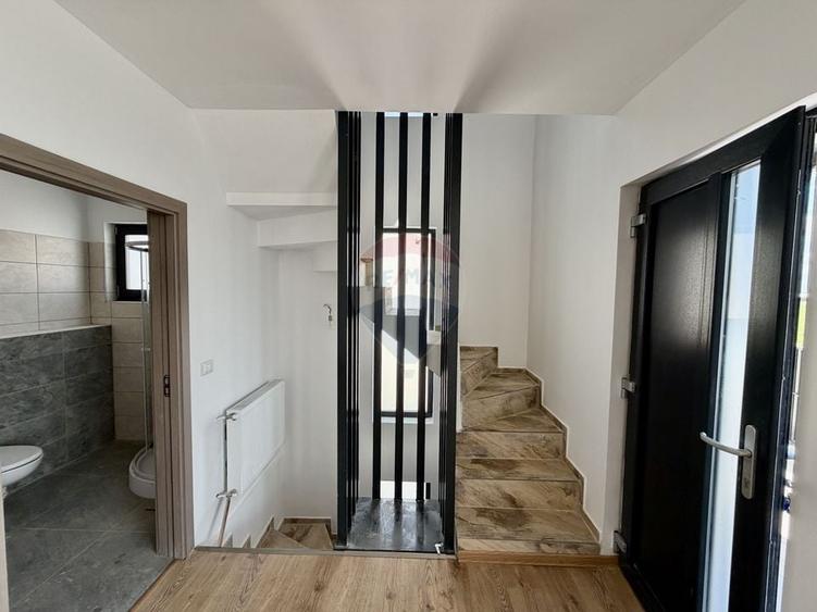 Casă cu 3 camere cu Teren 400 Mp în Golești