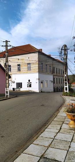 Casa cu etaj si curte - 1