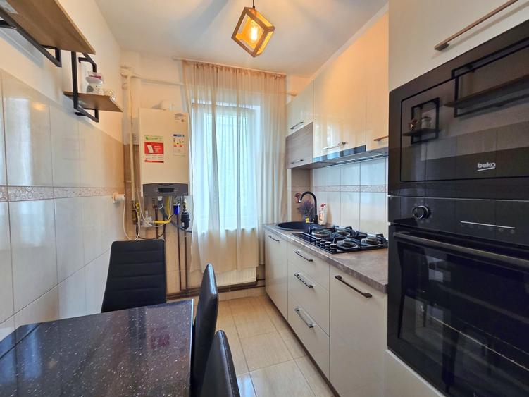 Apartament cu 3 camere semidecomandat, mobilat în Dacia