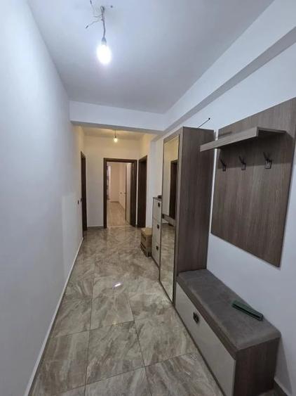 Apartament cu 3 camere decomandat în Tractorul