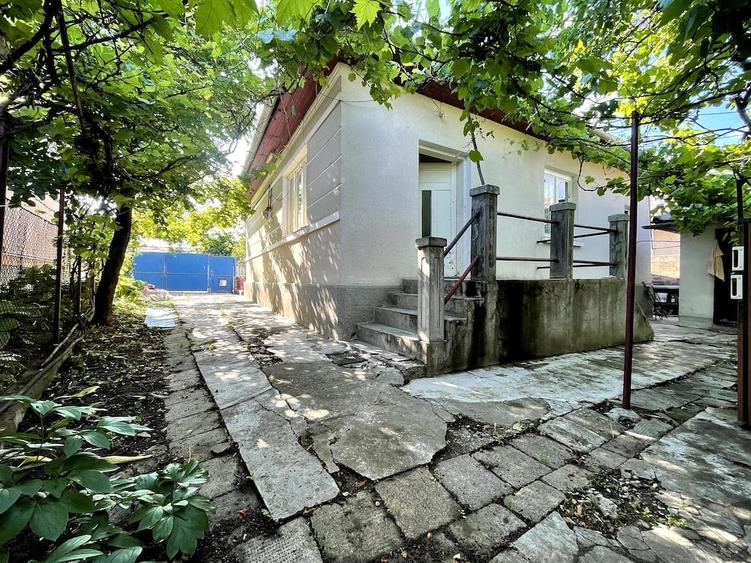 Casă cu 2 camere cu Teren 1197 Mp în Central