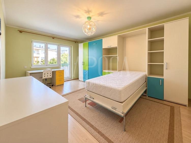 Apartament cu 4 camere semidecomandat în Plopilor