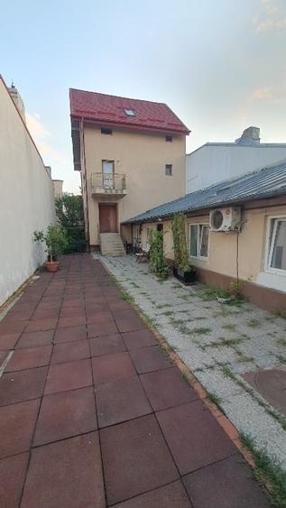 Casă individuală cu 5 camere cu Canalizare în Eroii Revoluției