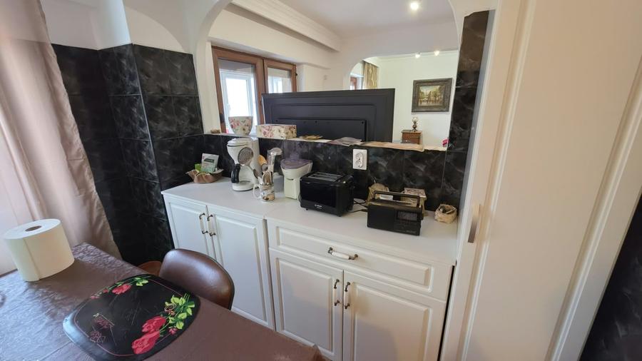 Apartament cu 4 camere decomandat în Cetate