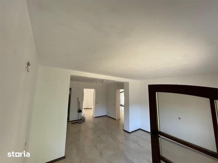 Casă cu 9 camere cu Teren 280 Mp în Corbeanca
