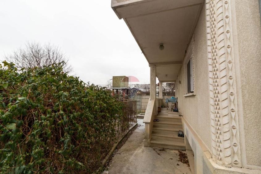 Casă individuală cu 7 camere cu Teren 583 Mp în Central