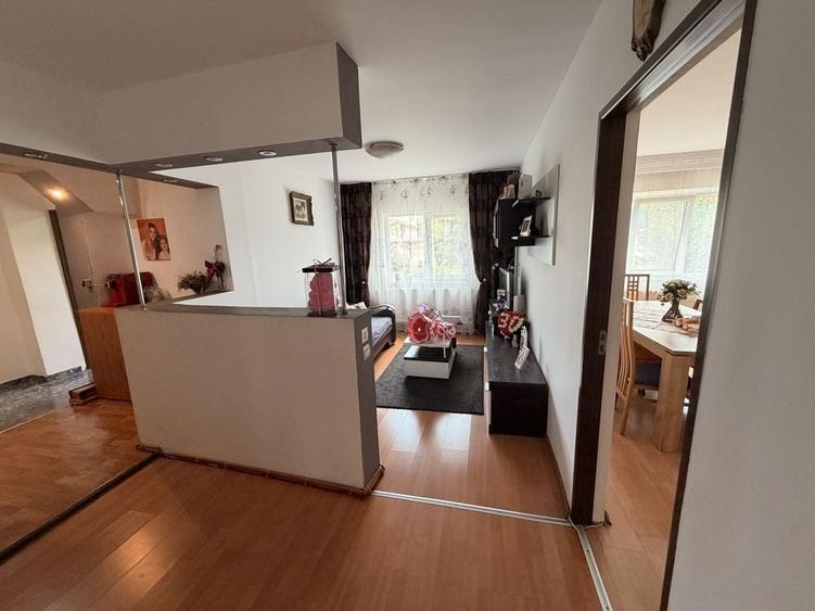 Apartament cu 4 camere decomandat în Exterior Vest