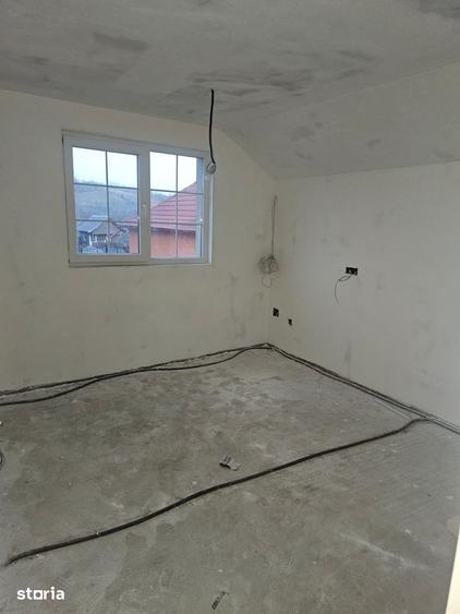 Casă cu 4 camere cu Teren 407 Mp în Țițești