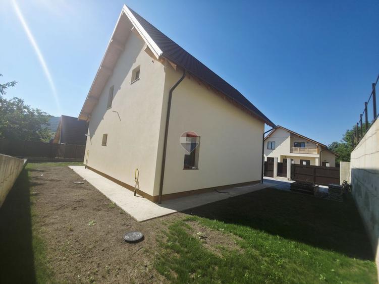Casă cu 4 camere cu Teren 550 Mp în Calea Romanului
