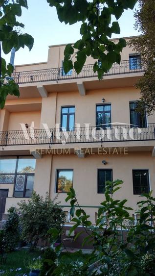 Casă individuală cu 12 camere cu Canalizare în Cotroceni