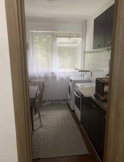 Apartament cu 2 camere semidecomandat în Jiului
