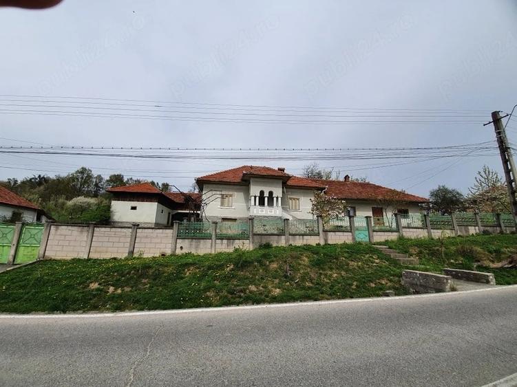 Casă cu 6 camere cu Teren 7000 Mp în Central