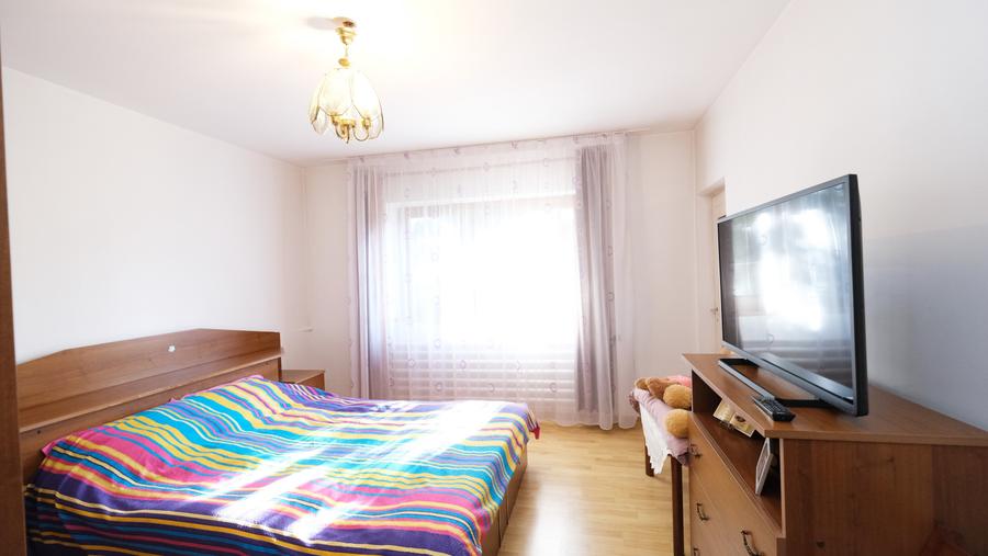 Casă individuală cu 8 camere cu Canalizare în Central