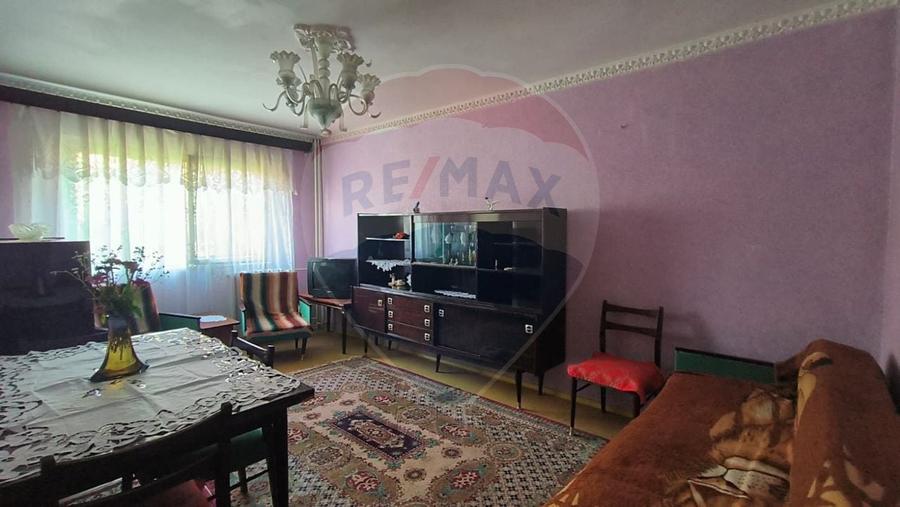 Apartament cu 3 camere decomandat în Micro 17