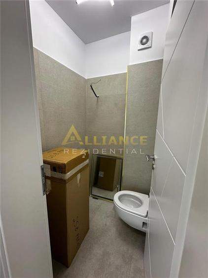 Apartament cu 3 camere semidecomandat, mobilat în Central