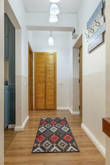 Apartament cu 3 camere semidecomandat în P-ța Romană