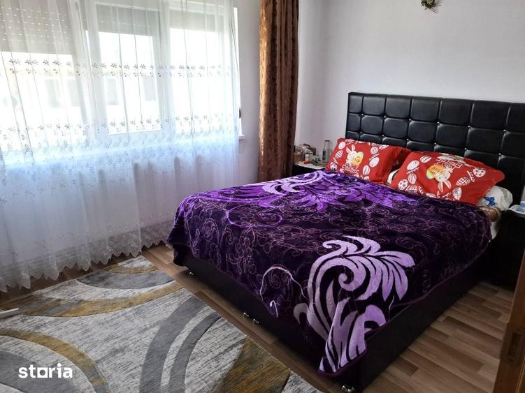 Apartament cu 3 camere semidecomandat în Berca