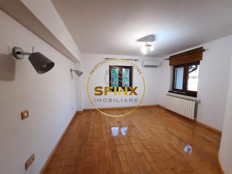Casă individuală cu 8 camere cu Canalizare în Unirii