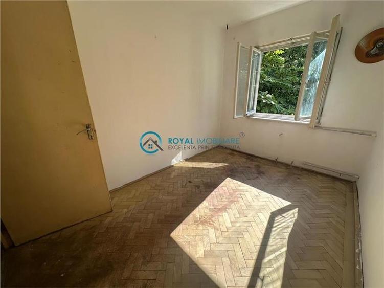 Apartament cu 3 camere semidecomandat în Vest