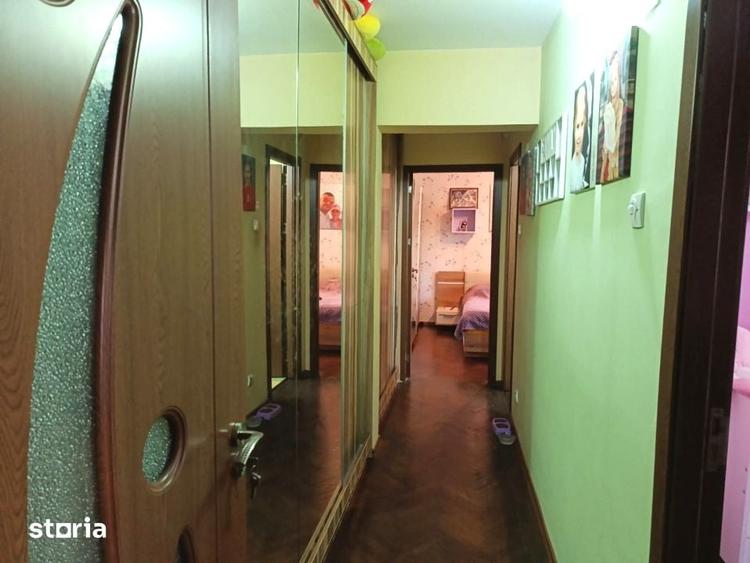 Apartament cu 3 camere semidecomandat în Titan