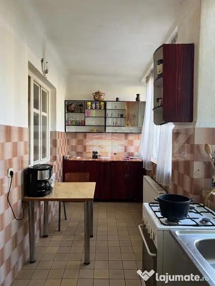 Casă cu 5 camere cu Teren 446 Mp în Central