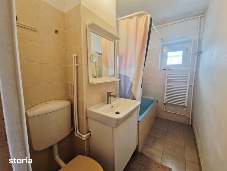 Apartament cu 4 camere decomandat în Tei