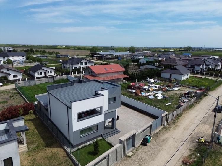 Casă individuală cu 5 camere cu Teren 550 Mp în Exterior Vest