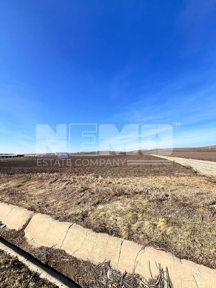 Teren agricol extravilan de 10000 mp, în Stroiești