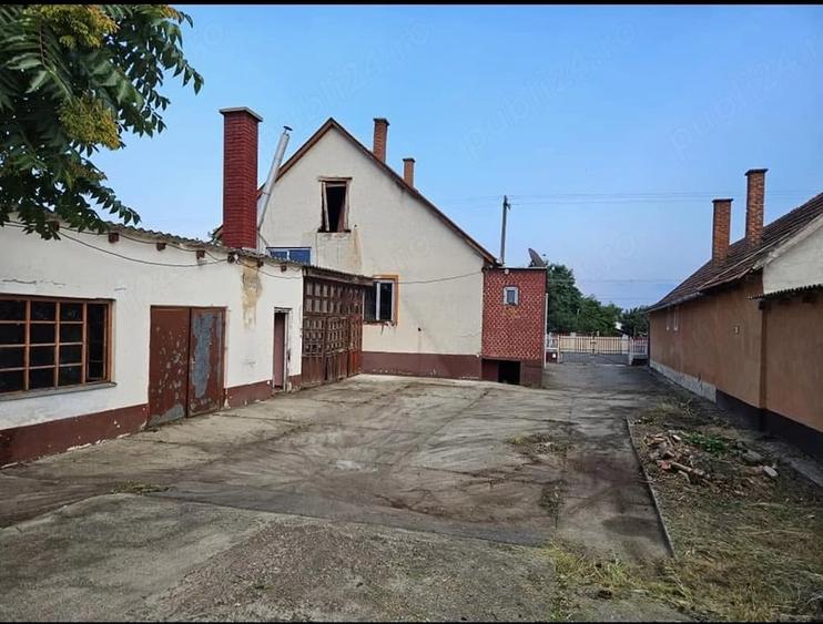 Casă cu 4 camere cu Teren 2281 Mp în Central