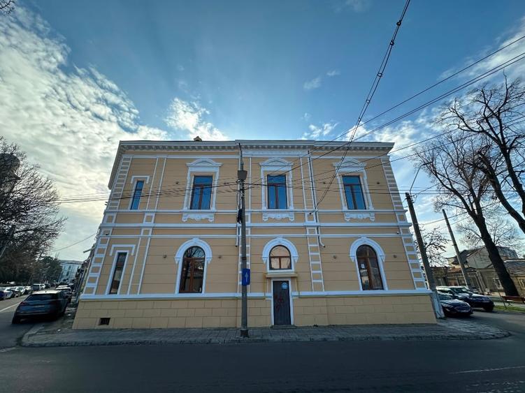 Casă individuală cu 10 camere cu Teren 362 Mp în Central